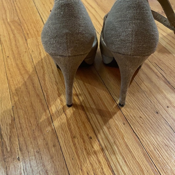 Strapped  closed toe heels - Picture 2 of 2